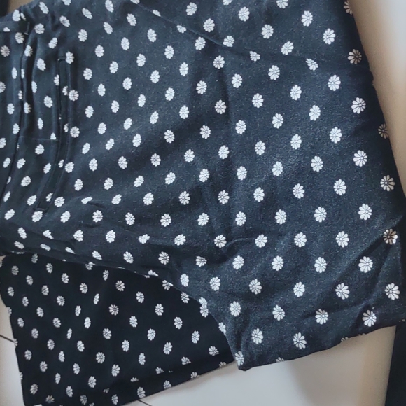 Old Navy 18 pixie pants - Picture 3 of 4